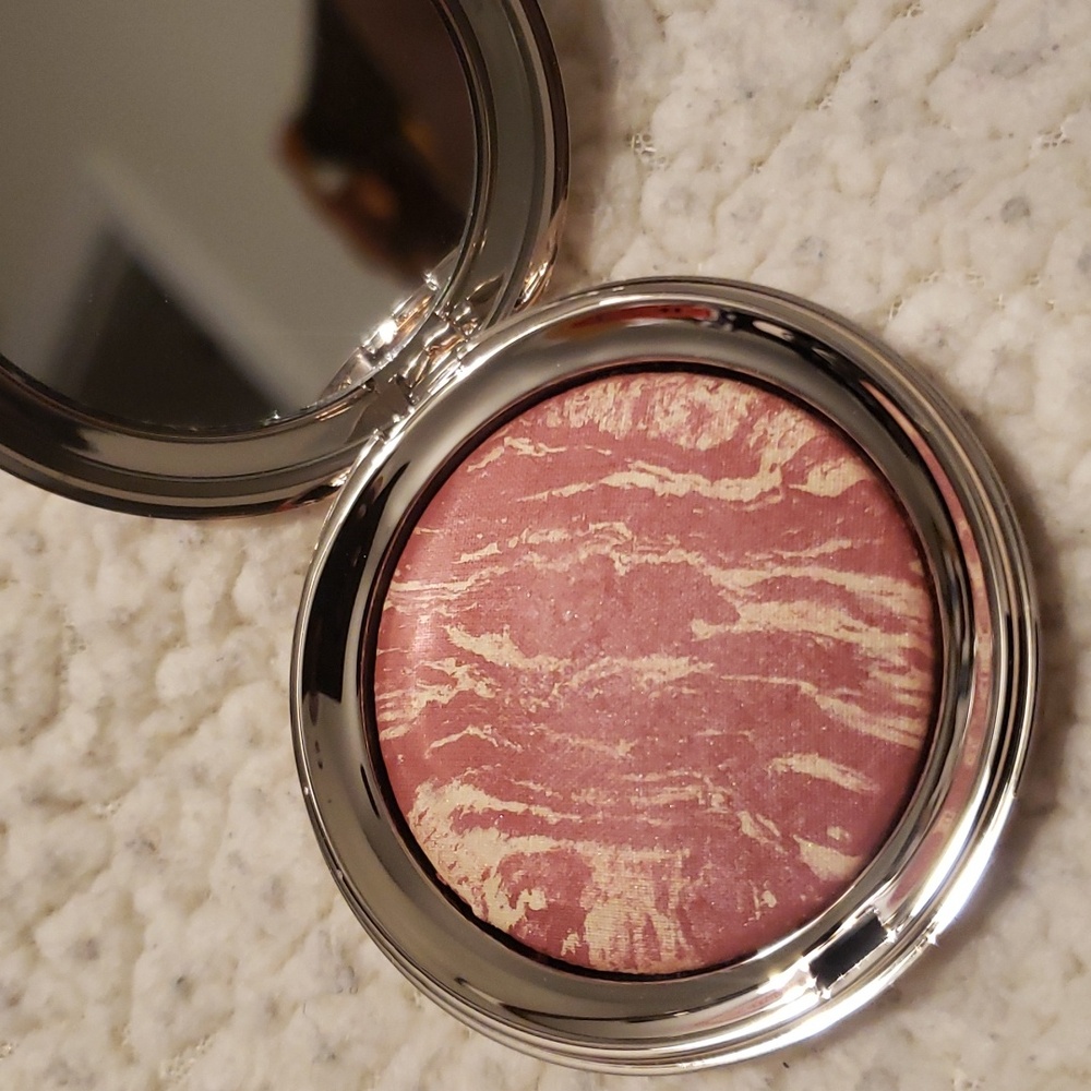 Illuminating blusher